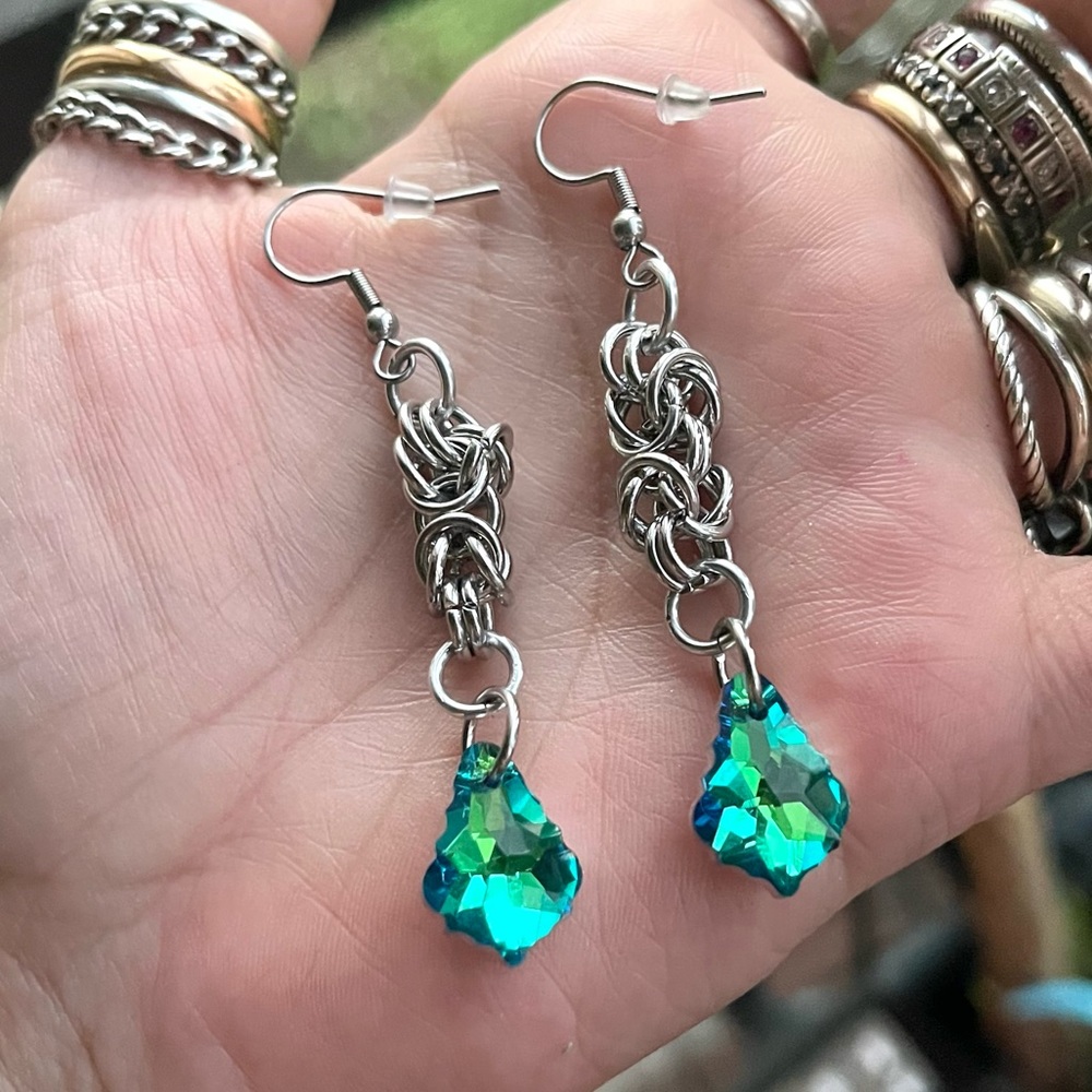 Handmade maille dangly stainless steel earrings green rainbow austrian crystals - Picture 3 of 14